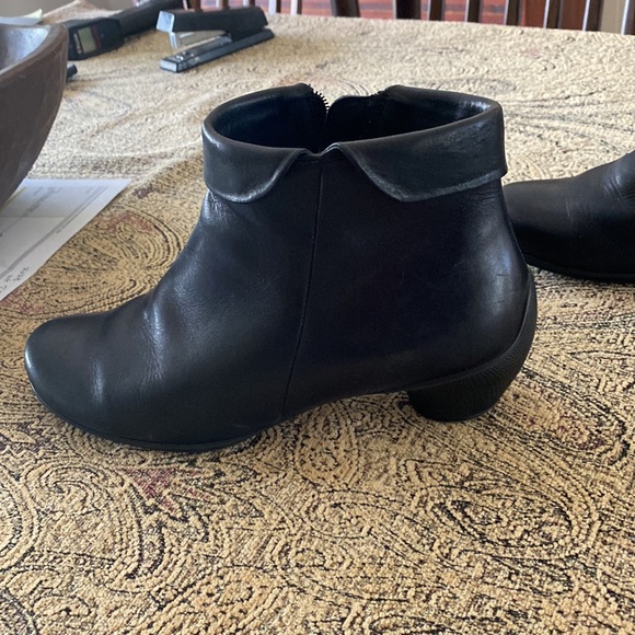 Very cute and comfortable Ecco black bootie. - Picture 3 of 10